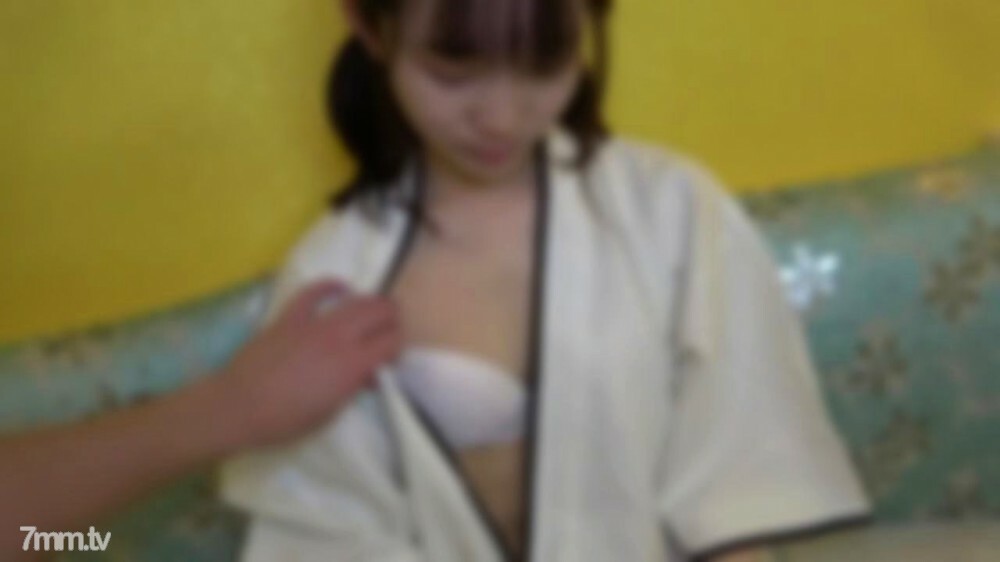 FC2-PPV-2675172 A teenage runaway girl with a feeling of sadness. The pussy is innocent while the big chestnut is growing in a fair-skinned slender figure. The pant voice does not stop at the first mass squirting in life, and a large amount of vaginal cum shot is made at the end of pleasure and cums.
